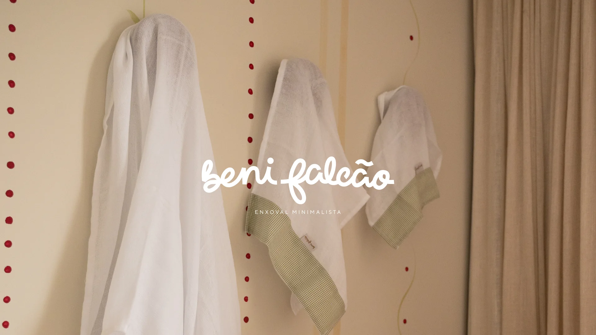 Fraldas e panos da Beni Falcão no quarto do bebê