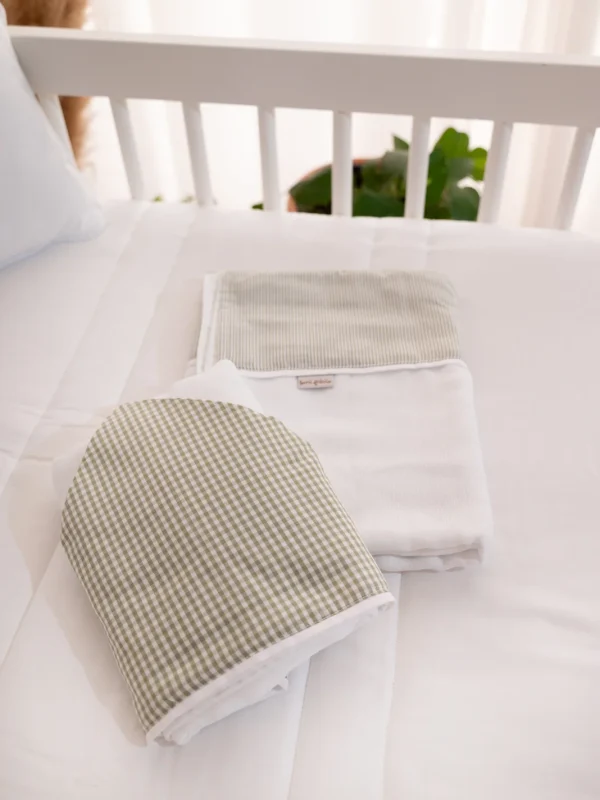 Toalha fralda branca com barra vichy verde